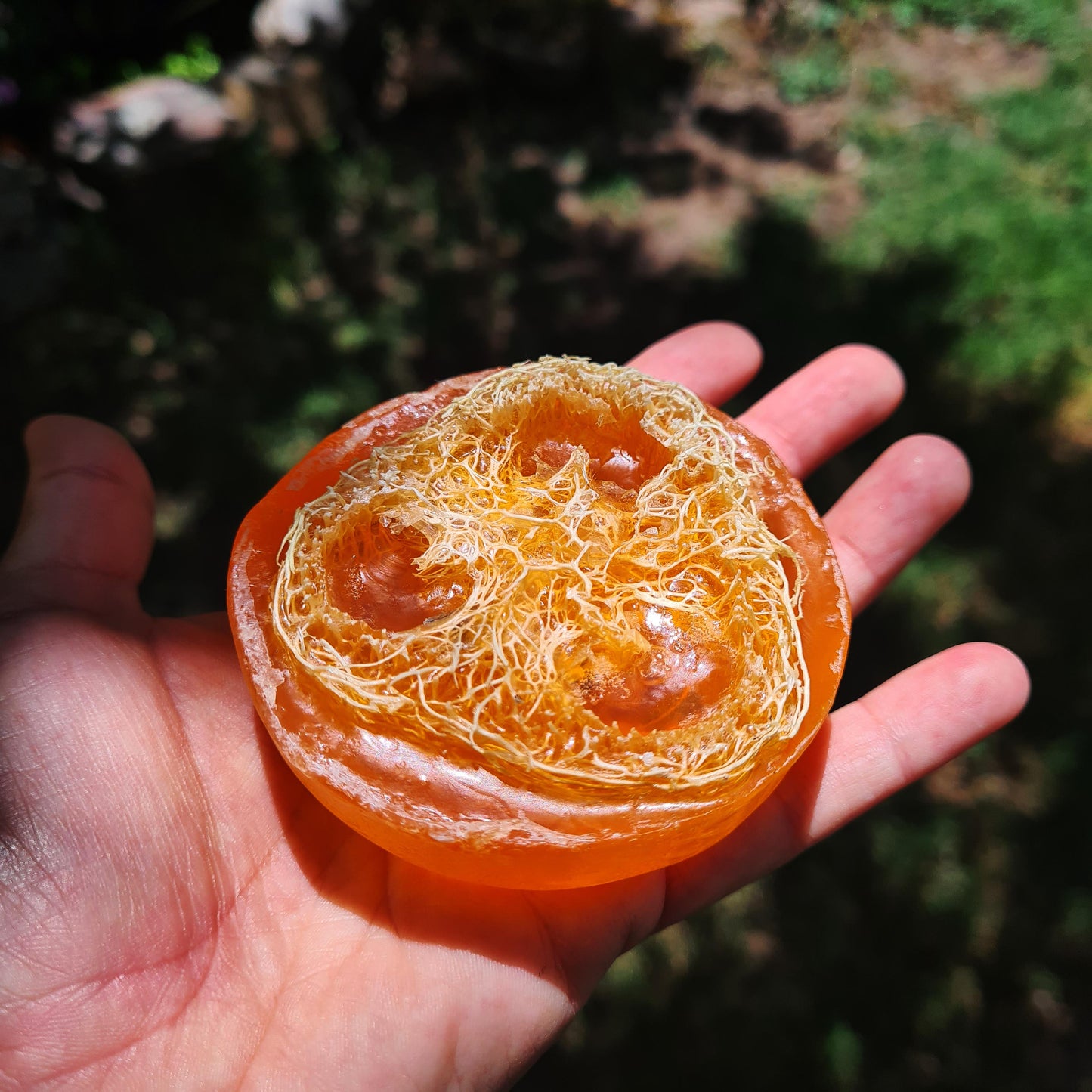 Jabón natural artesanal con esponja vegetal de Lufa