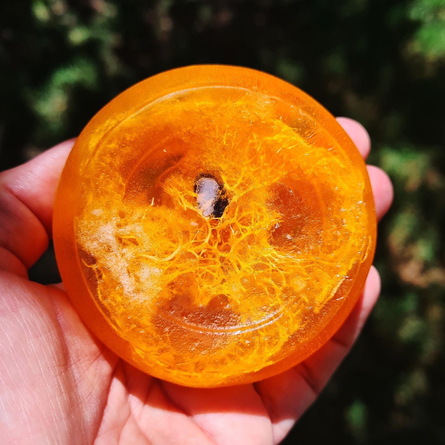 Jabón natural artesanal con esponja vegetal de Lufa