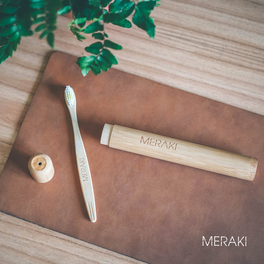 Estuche de bambú para cepillo de dientes.